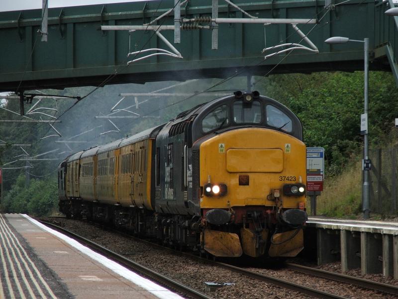 37423 tnt 37402: 37423 hammers through Cumbernauld 8 Late with Mossend-Inverness Photo of 37423 tnt 37402