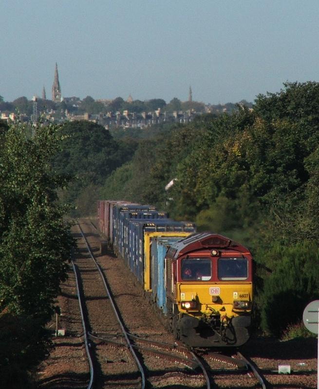 66164: 66164 powers down the straight at Niddrie with 4E98 Mossend-Tees Photo of 66164