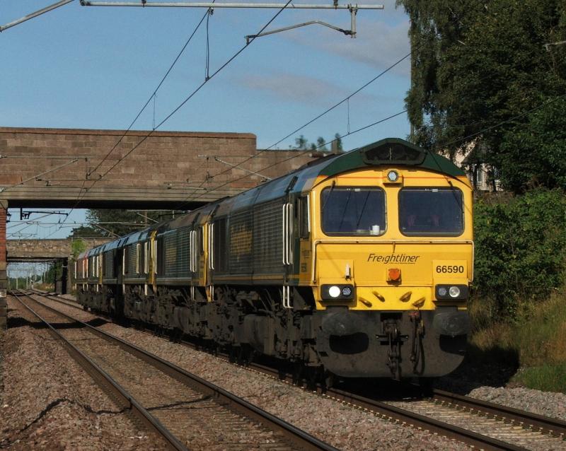 66590,598,593,526,541 & 623: 66590 leads 5 fellow sheds on 0S68 Leeds-Millerhill Photo of 66590,598,593,526,541 & 623