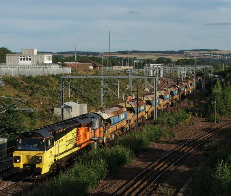 70809 6K20: 70809 with 15 Autoballasters heads for Abington having just departed Millerhill yard at the foot of the journey Photo of 70809 6K20