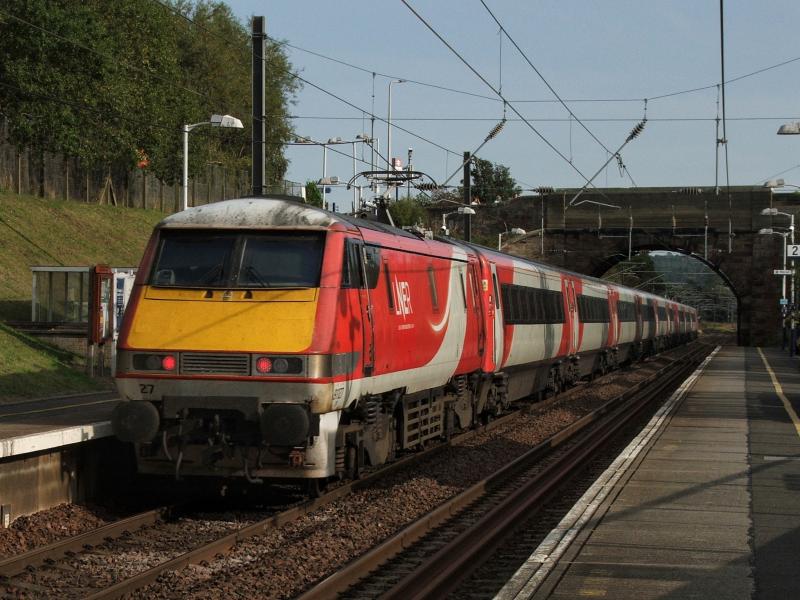 91127 1E20: 91127 pushing 1E20 Edinburgh-London kings cross Photo of 91127 1E20