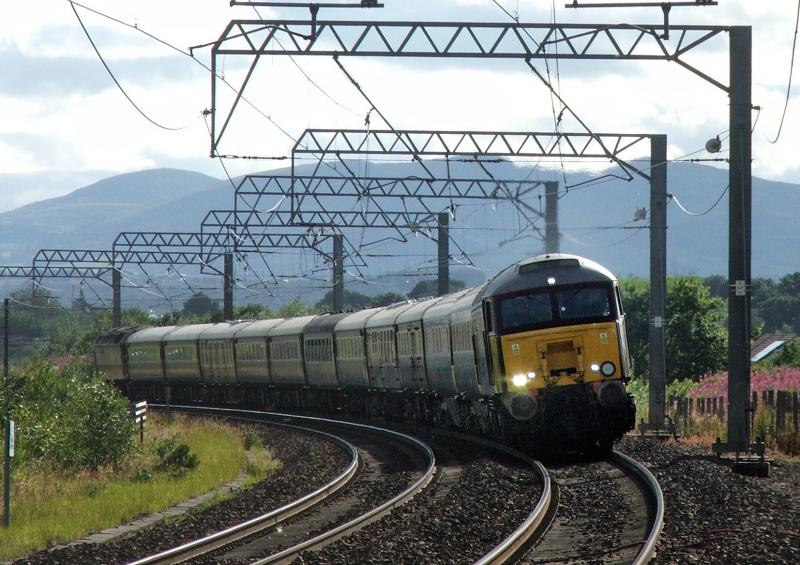57313 tnt 57601: 57313 hauls 57601 from Edinburgh towards Manchester Photo of 57313 tnt 57601