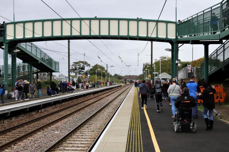 Wallyford: Crowds on both platforms just after 60163 Photo of Wallyford