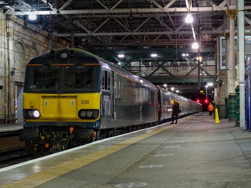 92038 @ Waverley: 92038 with a rake of 7 coaches instead of 8 on Platform 11 after it’s ECS run on 5C11 Photo of 92038 @ Waverley