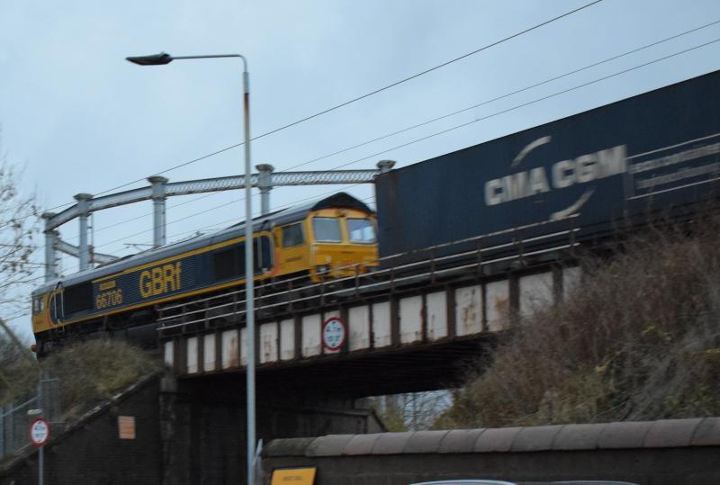 4S69 Paisley 24.11.20: 66706 Nene Valley crosses the bridge over Brown Street, Paisley on a murky afternoon heading for its destination at Elderslie about 2 miles away. Photo of 4S69 Paisley 24.11.20