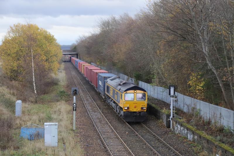 4S69 : 66706 on 4S69 06.17 Doncaster Iport to Elderslie approaching Niddrie West Jct on 24/11/2020. Very few locations legally available between Newcraighall and Curriehill because of the low Sun Photo of 4S69