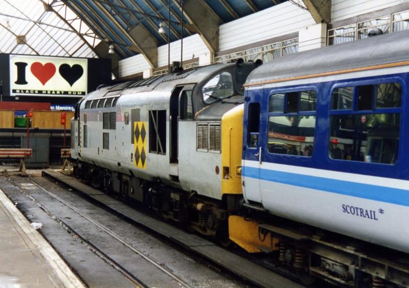 37212 at Queen Street: In Coal Sector livery at Queen Street after arrival on the 0945 Backpackers' train from Inverness in July 1993. Photo of 37212 at Queen Street