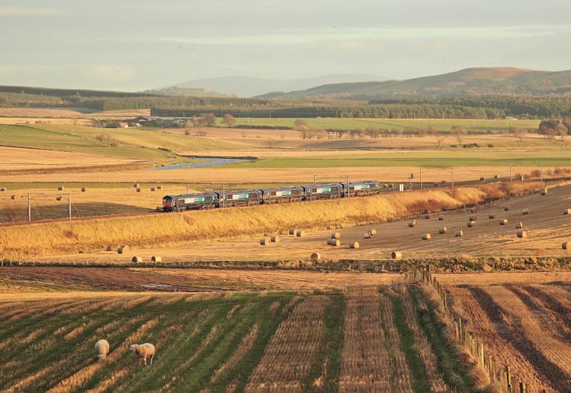 Mercy sakes alive! Looks like we got us a Convoy! (C.W. McCall - 1975): Photo of Mercy sakes alive! Looks like we got us a Convoy! (C.W. McCall - 1975)