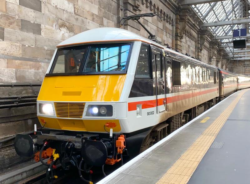 Retro Scot: LSL's 90002 in Intercity livery, leads a matching rake of MK3 coaches + DVT 82139 into Glasgow Central, terminating as 1Z90 from London Euston. Photo of Retro Scot