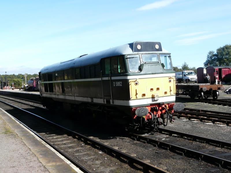 D5862 idles at Boat of Garten: D5862 basks in the autumn sunshine at Boat of Garten on 19 September 2019 having travelled light engine from Aviemore. Photo of D5862 idles at Boat of Garten