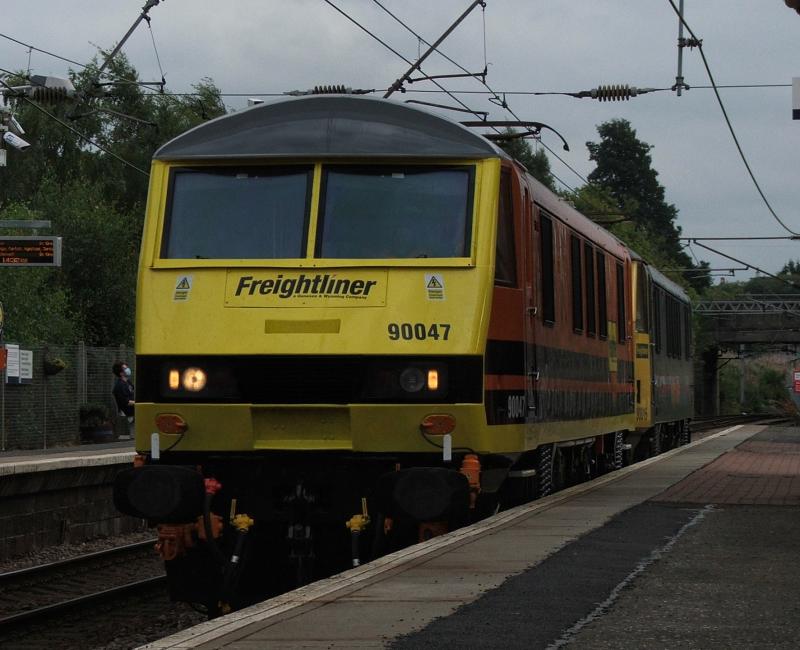 90047 & 90016: 90047 leads 90016 on 0M11 Mossend-Coatbridge where both 90’s would run 4M11 Photo of 90047 & 90016