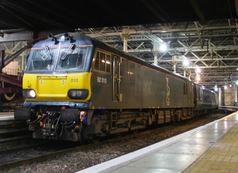 92010: 92010 arrives in Waverley with 5B26 Polmadie-Edinburgh Photo of 92010
