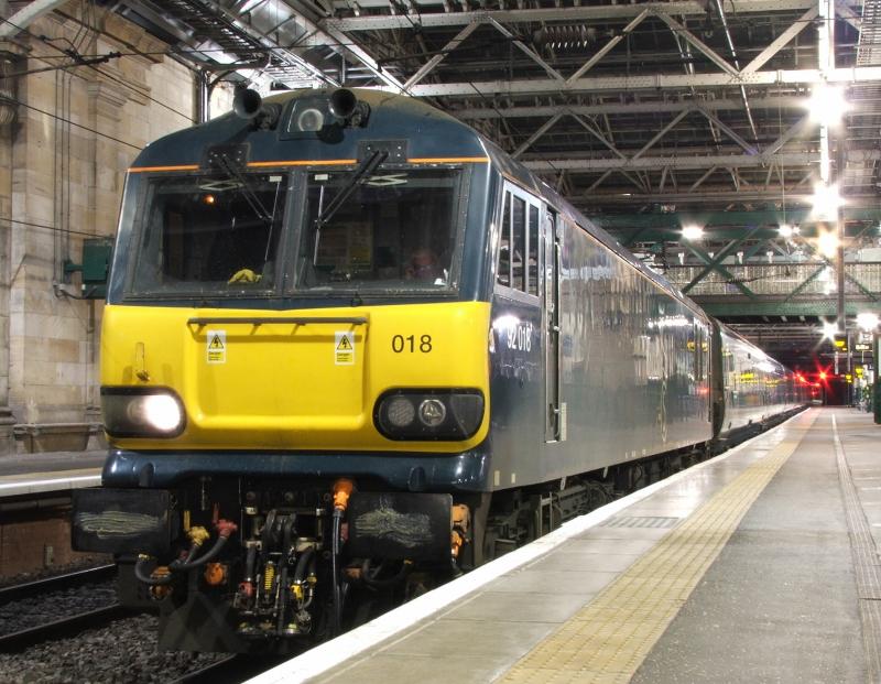 92018 5B26: 92018 having worked 5B26 awaits to run around Photo of 92018 5B26