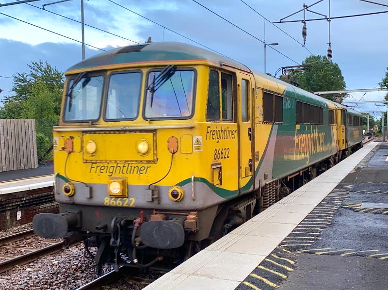 Cans at Dusk: Very rare to see 86s north of the border nowadays, the dusk of 07/08/2020 sees Powerhaul liveried 86622 lead the 0L89 to Coatbridge FLT, where it and classmate 86613 will operate 4L89 to Felixstowe. Photo of Cans at Dusk
