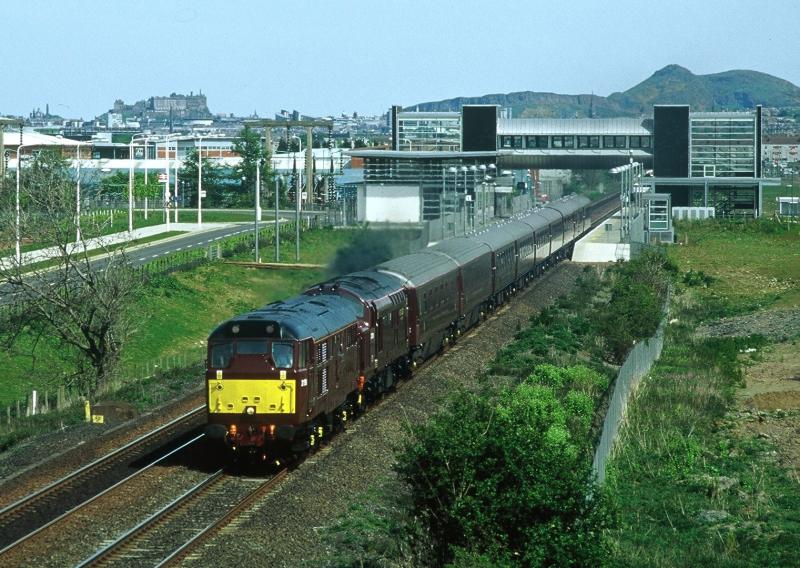 31190 37261 Edinburgh Park 14/05/2005 : 31190 37261 14/05/2005 at Edinburgh Park working 1H95 1340 Edinburgh- Spean Bridge Royal Scotsman at 1418
Photo of 31190 37261 Edinburgh Park 14/05/2005