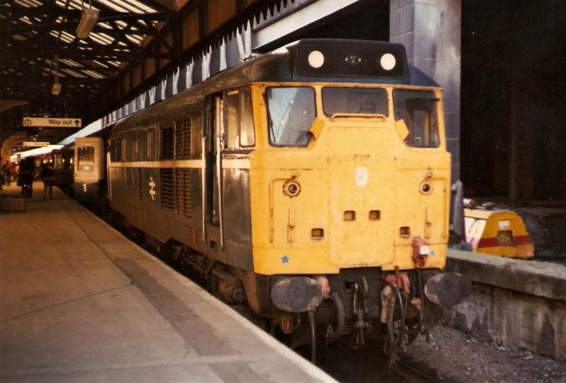 31404 10/08/1984 Edinburgh Waverley: 31404 10/08/1984 at Edinburgh Waverley after arrival with 2300 London Kings Cross- Edinburgh
Photo of 31404 10/08/1984 Edinburgh Waverley