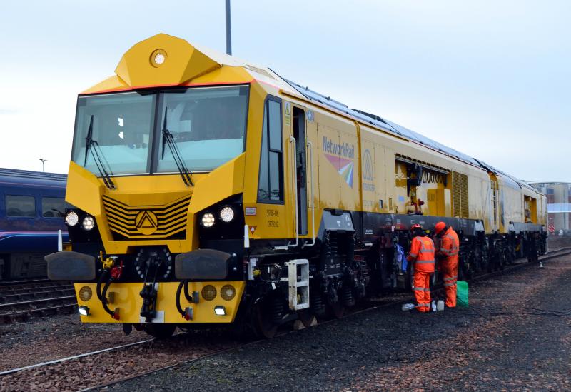 LINSINGER SF06-UK RAIL MILLING TRAIN: DR79102 & DR79103 undergo some tlc in the cripple siding at Dundee between duties in the north east of Scotland. Photo of LINSINGER SF06-UK RAIL MILLING TRAIN