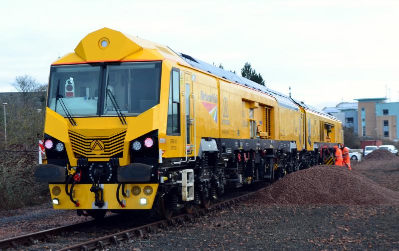 LINSINGER SF06-UK RAIL MILLING TRAIN: DR79103 & DR79102 undergo some tlc in the cripple siding at Dundee between duties in the north east of Scotland Photo of LINSINGER SF06-UK RAIL MILLING TRAIN