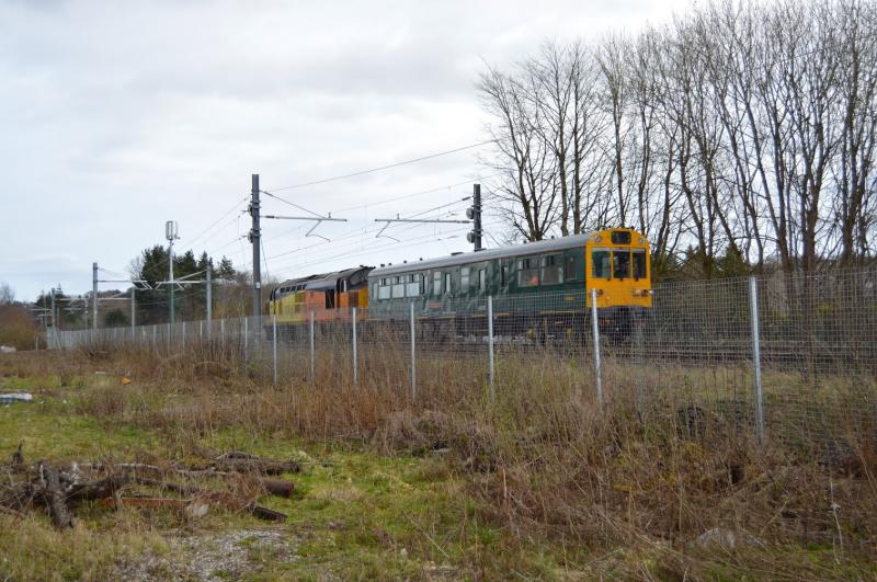 Photo of Caroline + 37421 passing the former Lochmill Sidings, Linlithgow