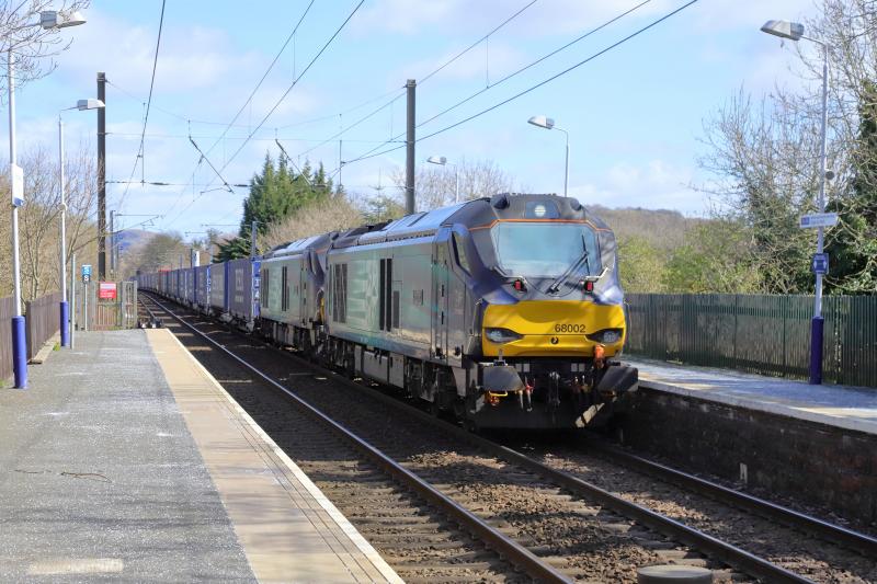 4Z43: 68002 + 68005 on 4Z43 02.00 Daventry to Mossend Euroterminal slowing down at Kingsknowe on 05/04/2021 Photo of 4Z43