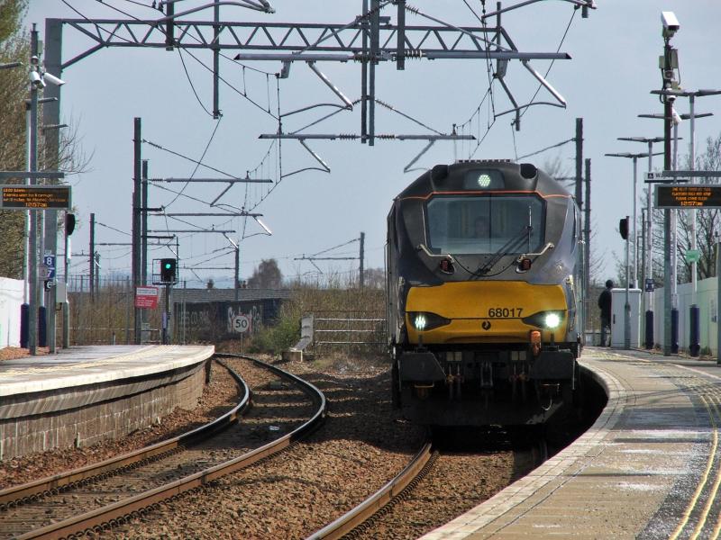 68017: 68017 with 4A13 Grangemouth-Aberdeen Photo of 68017