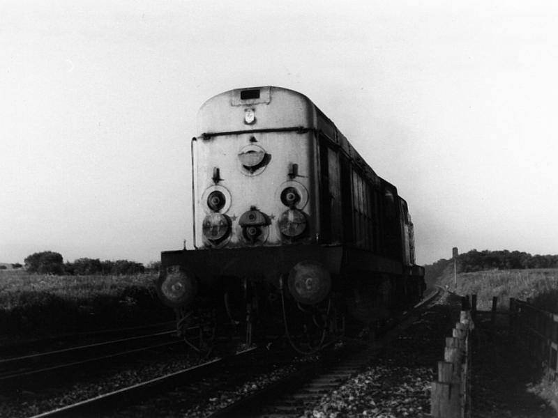 Cab-to-cab class 20s!: Two class 20s head west towards Cadder Yard, 1982. The leading loco is 20013. Photo of Cab-to-cab class 20s!