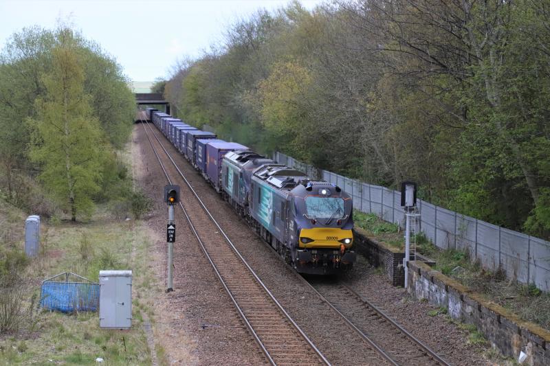 4S43: 88009 + 68003 on 4S43 05.40 Daventry to Mossend Euroterminal approaching Niddrie West Jct on 01/05/2021 Photo of 4S43
