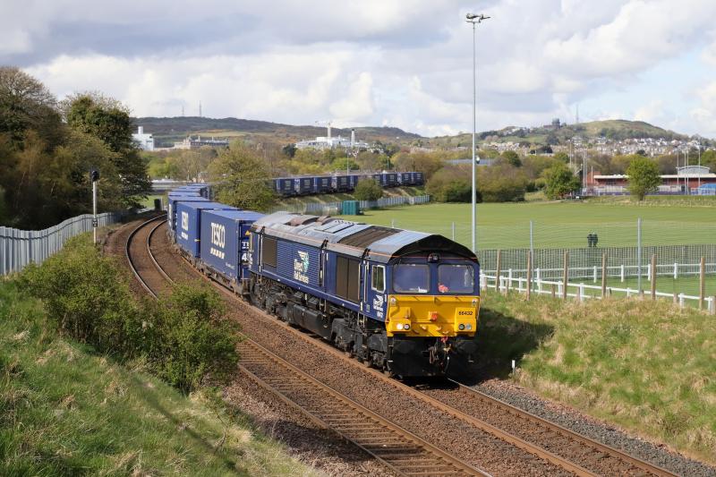 4E65: 66432 on 4E65 09.00 Mossend Up Yard to South Bank Tees Dock passing Peffermill Playing Fields on 02/05/2021 Photo of 4E65