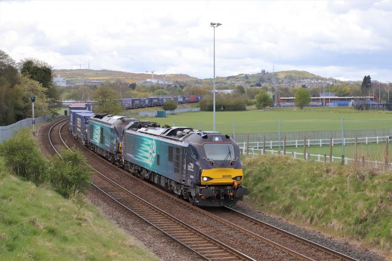 4M48: 88009 + 68003 on 4M48 11.15 Mossend Euroterminal to Daventry passing Peffermill Playing Fields on 02/05/2021. Sun had disappeared Photo of 4M48