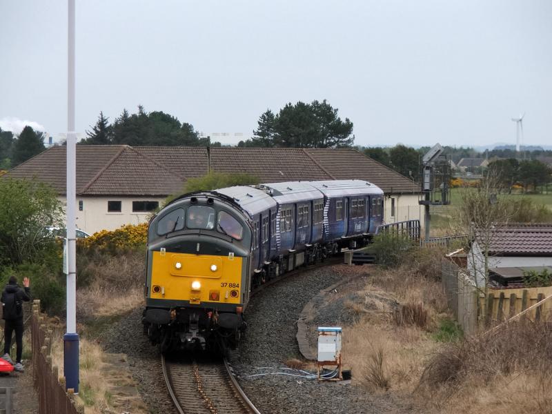 37884: 37884 with 5Q06 Kilmarnock-Yoker Photo of 37884