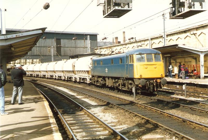 85013 Carlisle station 23/04/1988: 6M63 1236 Mossend- Carlisle lime at Carlisle station on 23/04/1988 Photo of 85013 Carlisle station 23/04/1988