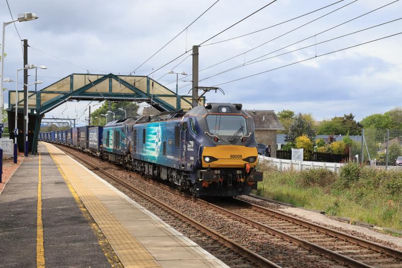 4M48: 88008 + 68001 on 4M48 11.15 Mossend to Daventry passing through Prestonpans on 23/05/2021. Weather had improved. Sun had appeared Photo of 4M48