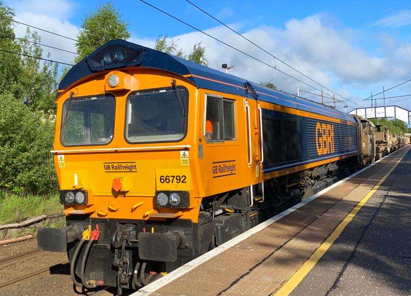 Swedish Shed: One of the three 66s imported from Sweden, 66792 powers away from Holytown at the head of the 6K20 Cathcart West Jn - Millerhill engineers. Classmate 66725 Photo of Swedish Shed