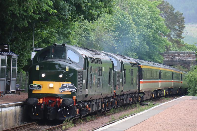 LSL 37's D6851 & D6817 @ Taynuilt: LSL Charter from Carlisle to Oban 1Z17 drifting into Taynuilt this morning. Seemed to be a good passenger load on board. Photo of LSL 37's D6851 & D6817 @ Taynuilt