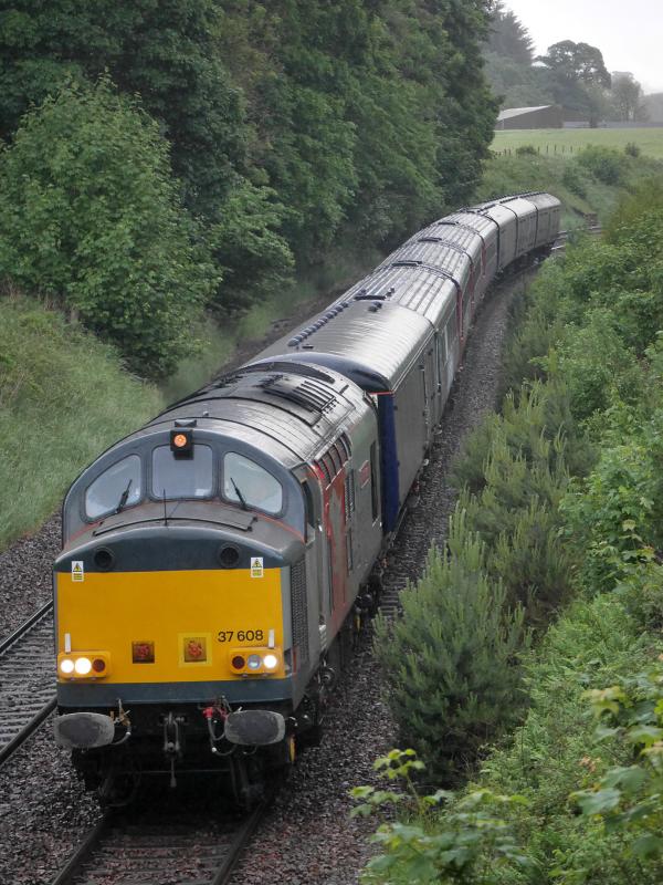 Donibristle 37608: ROG 37608 nears Dalgety Bay with four barriers and four Mk3s from Dundee to Booths, Masboro, on 16 June 2021. Photo of Donibristle 37608