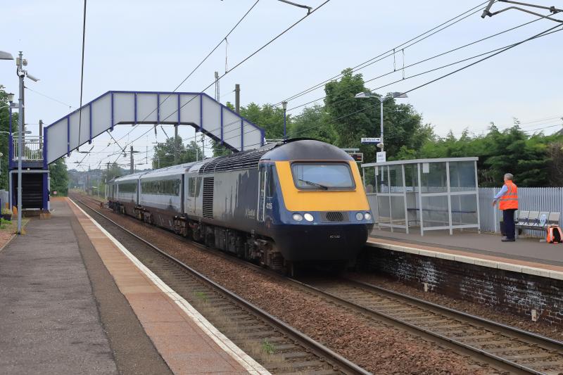 5T01: 43135 + 43034 approaching Slateford station on 5T01 15.00 Slateford Depot to Inverness TMD before reversing to Craiglockart Jct on 28/06/2021 Photo of 5T01