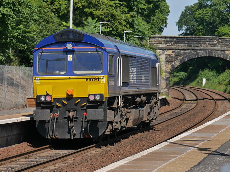 Dalgety 66791: GBRf 66791 passes Dalgety Bay with a Merchant Park Sidings, Darlington - Millerhill - Aberdeen Clayhills light engine working on 29 June 2021. Photo of Dalgety 66791