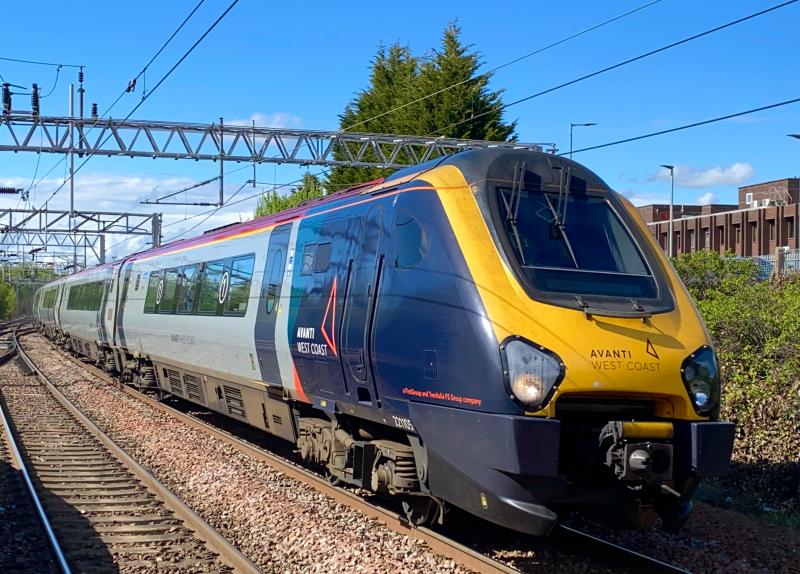 West Coast Voyage: Avanti West Coast Class 221 Super Voyager 221105 rounds the bends towards Motherwell station working 1M16 Glasgow Central to London Euston together with a UID classmate on the rear. (12/05/2021) Photo of West Coast Voyage