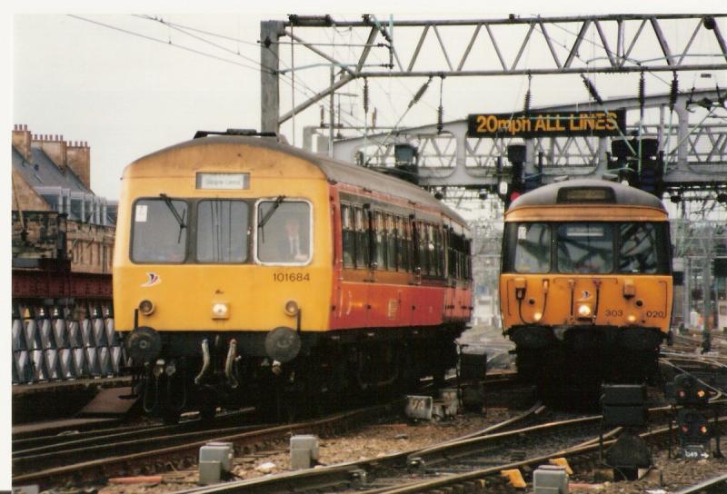 101684: 101684 & 303020 Approaching Glasgow Central...24 / July / 95 Photo of 101684
