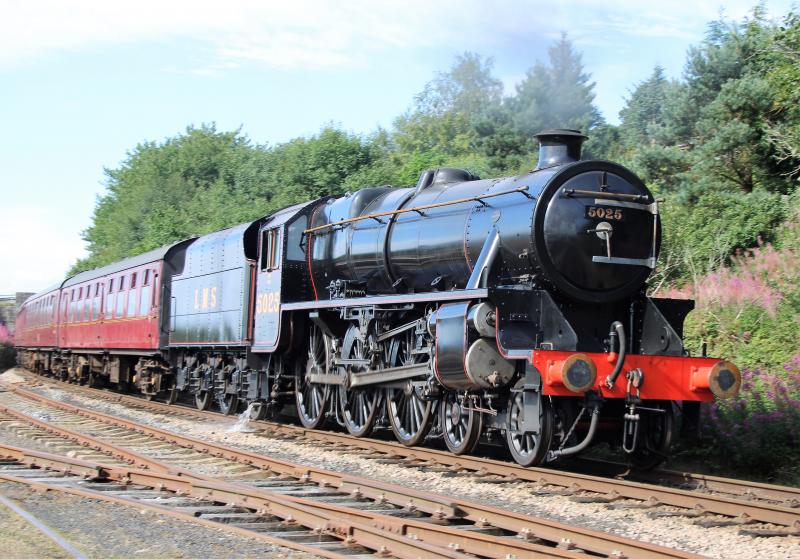 5025 on the approach to Broomhill : Photo of 5025 on the approach to Broomhill