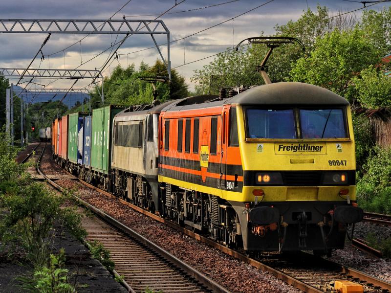 90047 & 90010 4L81 - 19:36 Coatbridge F.L.T. to London Gateway: 90047 & 90010 pass through Coatbridge Central working 4L81 - 19:36 Coatbridge F.L.T. to London Gateway. (28/05/21) Photo of 90047 & 90010 4L81 - 19:36 Coatbridge F.L.T. to London Gateway