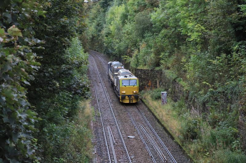 MPV Spraying: Mpv 98906 on the 08.00 Mossend to Mossend via Carstairs & Millerhill passing the site of Craiglockart Station on 02/10/2021. This Cutting is full of Trees dropping leaves Photo of MPV Spraying