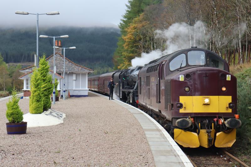 37518 @ Tyndrum: On end of season trip back to Carnforth this afternoon from Fort William with steam loco 45212 + 8 carriages. Photo of 37518 @ Tyndrum