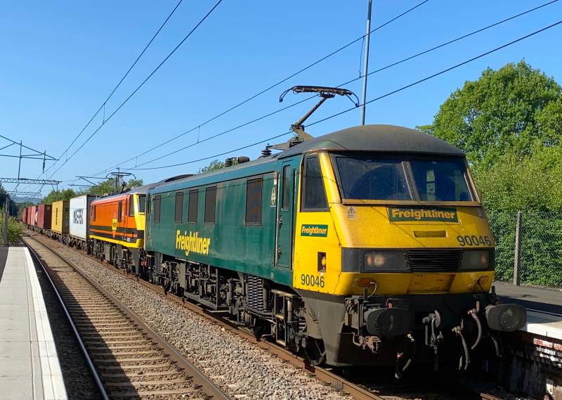 Green Leader: Freightliner racing green liveried 90046 leads Tango liveried classmate 90015 past a sunny Coatbridge Central station, starting their journey on the 4M80 Coatbridge FLT - Crewe Basford Hall intermodal working (15/07/2021) Photo of Green Leader