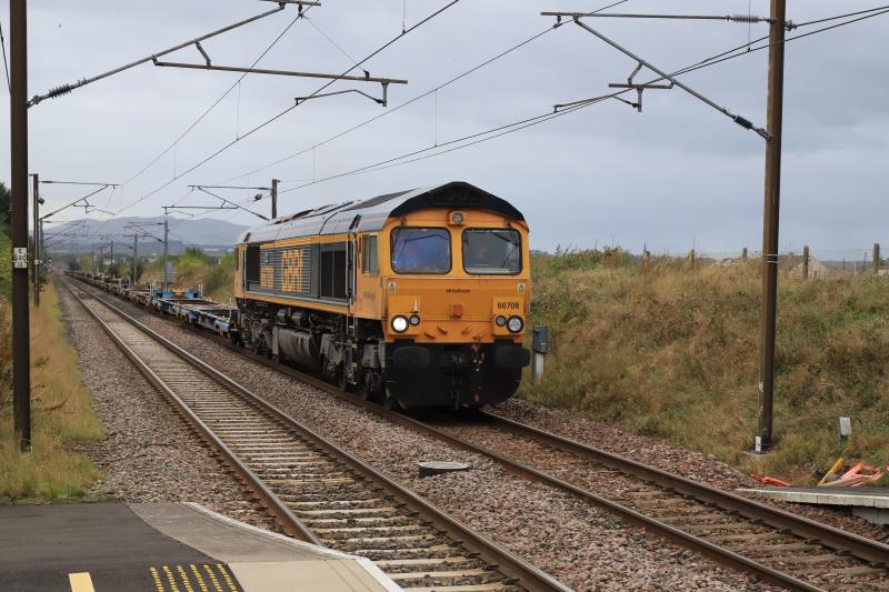 4E04: 66708 on 4E04 11.05 Mossend PD Stirling to Doncaster Iport approaching Wallyford on 20/10/2021. All the containers were at the rear of the 15 twins Photo of 4E04