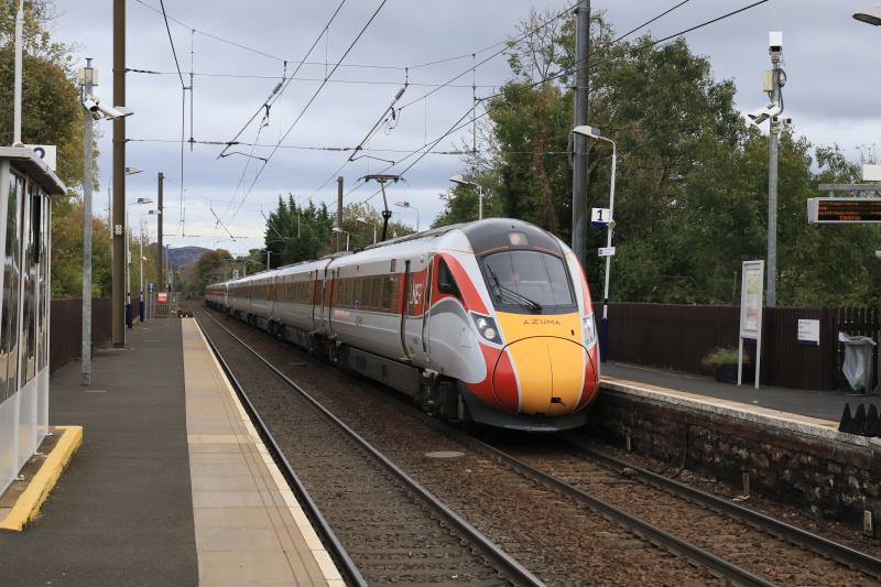 1E21: 800206 + 801102 on 1E21 13.15 Edinburgh to Kings Cross stopped at Kingsknowe Station waiting for 385023 on 2Y63 to clear Curriehill station on 23/10/2021 Photo of 1E21