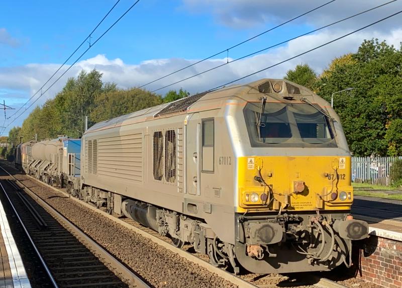 Mucky Miracle: Finally got 67012 leading 3S93 in full sun. Looking very murky, the ex-W&S 67 rumbles through Holytown with 67016 on the rear. (22/10/2021) Photo of Mucky Miracle
