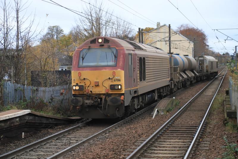 3S93: 67016 leading 67012 on 3S93 Stirling to Slateford at Slateford on 18/10/2021.67016 will not get a wash until December Photo of 3S93