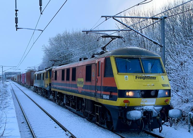 Still Going Strong: Freightliner G&W Tango livery 90048 double headed with a UID Powerhaul classmate leads a late running 4S50 Crewe Basford Hall - Coatbridge FLT towards a snow covered Holytown. (07/01/2022) Photo of Still Going Strong