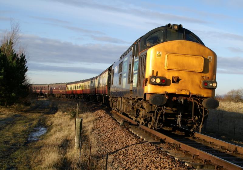 37611 Catches the sun at BKR: 37611 rounding the curve after Kinneil heading towards Bo'ness during the Class 37 diesel gala on 3rd January 2009. Photo of 37611 Catches the sun at BKR